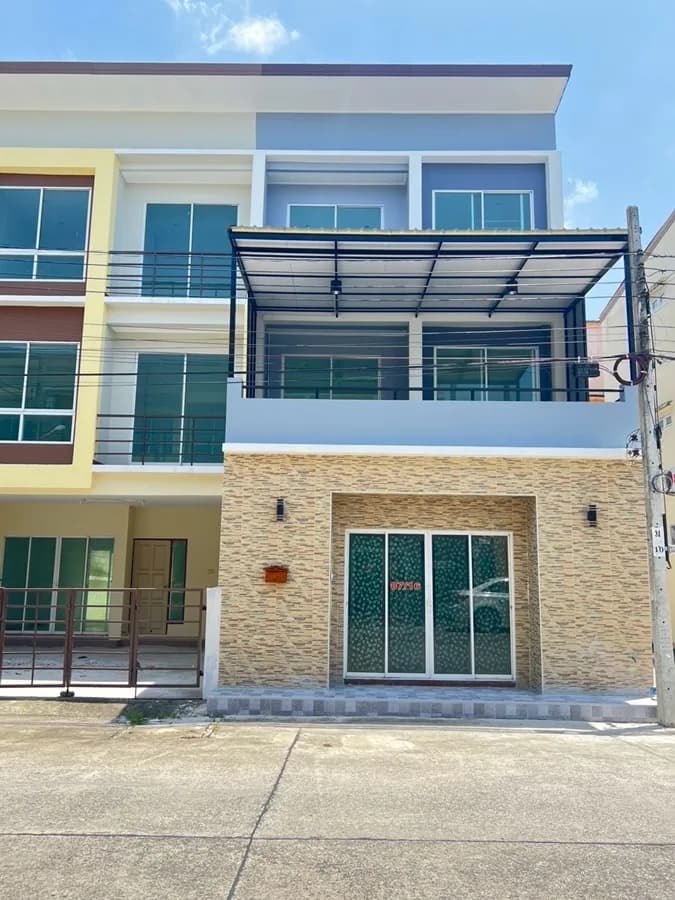 ทาวน์โฮม 3 ชั้นห้องมุม ซ.เลียบวารี 25/1 หมู่บ้านเพ็ญศิริ 4 อยู่ต้นโครงการมีเทอเรสหน้า-หลัง